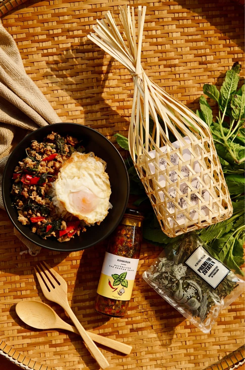 Pad Krapao Kochbox in Bambuskorb mit Reis und Thai Holy Basil (10 Portionen)