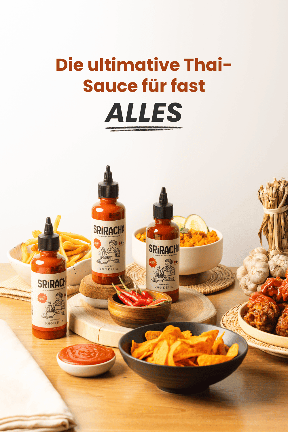 Drei Flaschen KONKRUA Thai Sriracha Sauce mit Pommes, Nachos und Chicken Wings – die vielseitige Thai-Sauce für fast alles