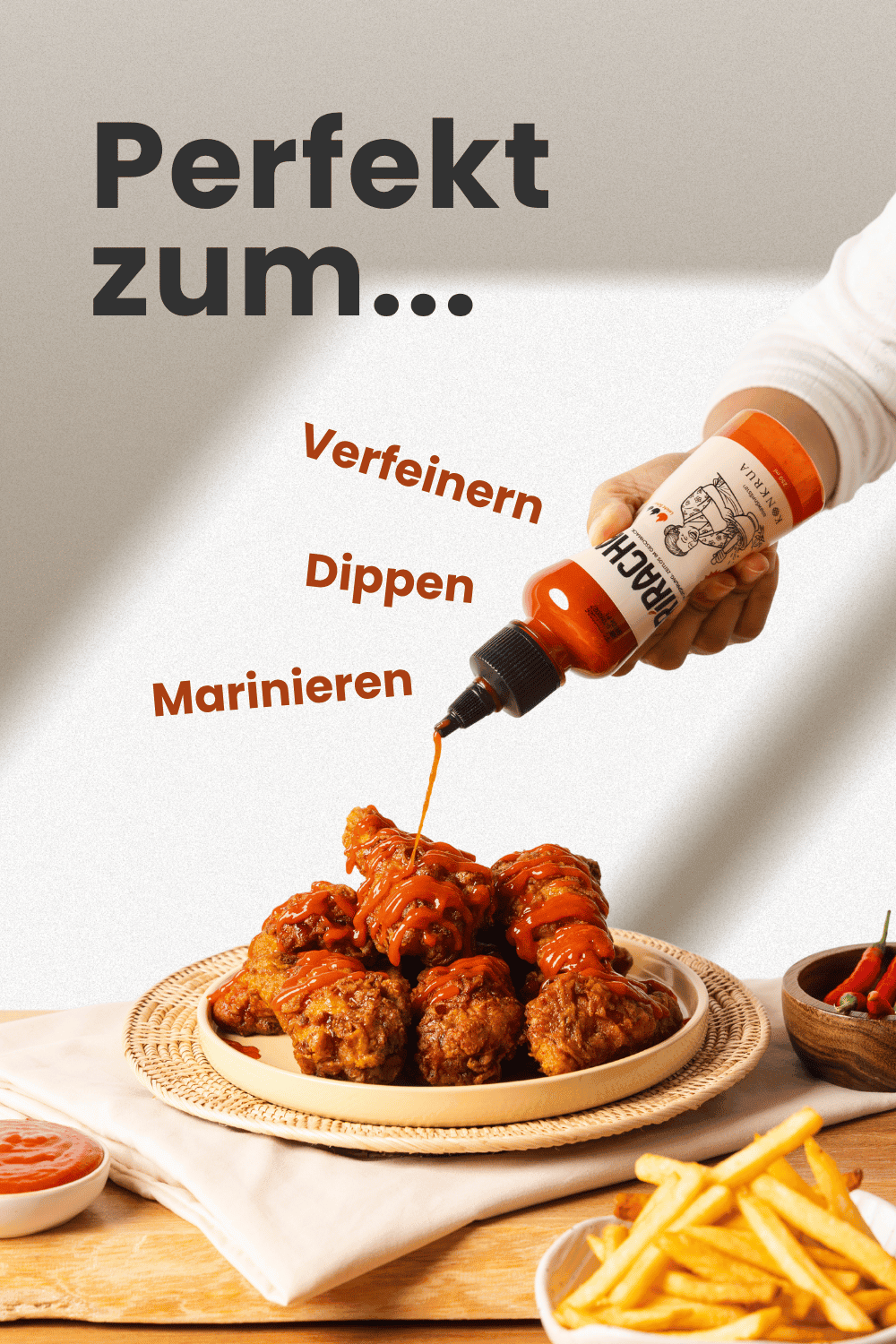 Hand träufelt KONKRUA Sriracha Sauce über knusprige Chicken Wings – perfekt zum Verfeinern, Dippen und Marinieren