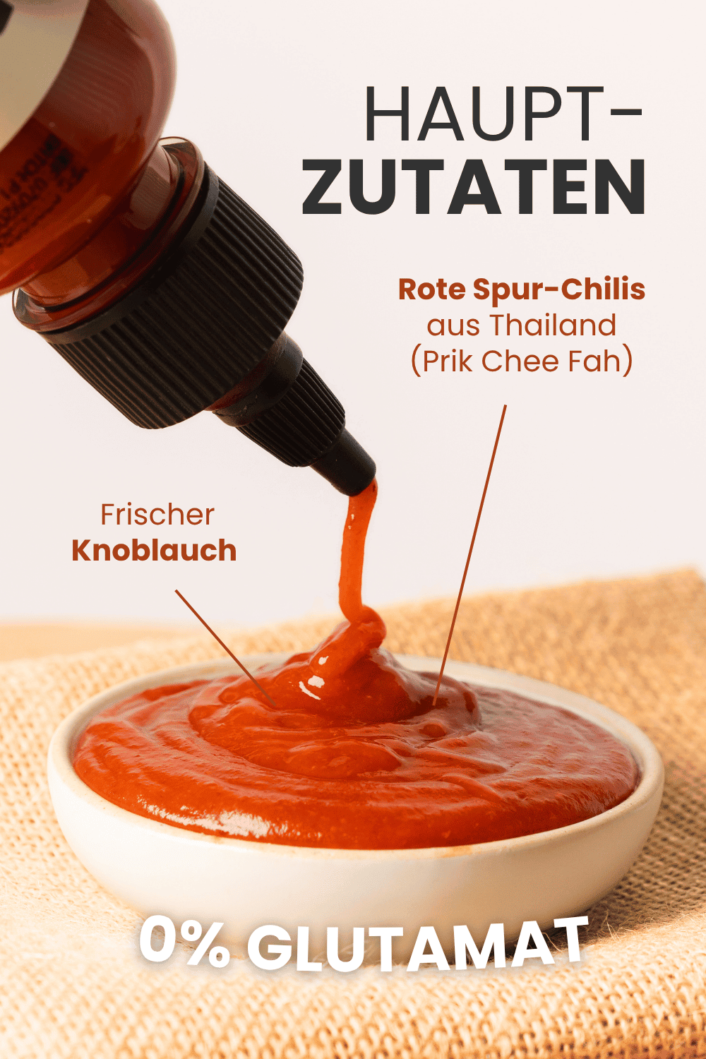 KONKRUA Sriracha Sauce fließt in eine Schale – Hauptzutaten thailändische Prik-Chee-Fah-Chilis und frischer Knoblauch, ohne Glutamat