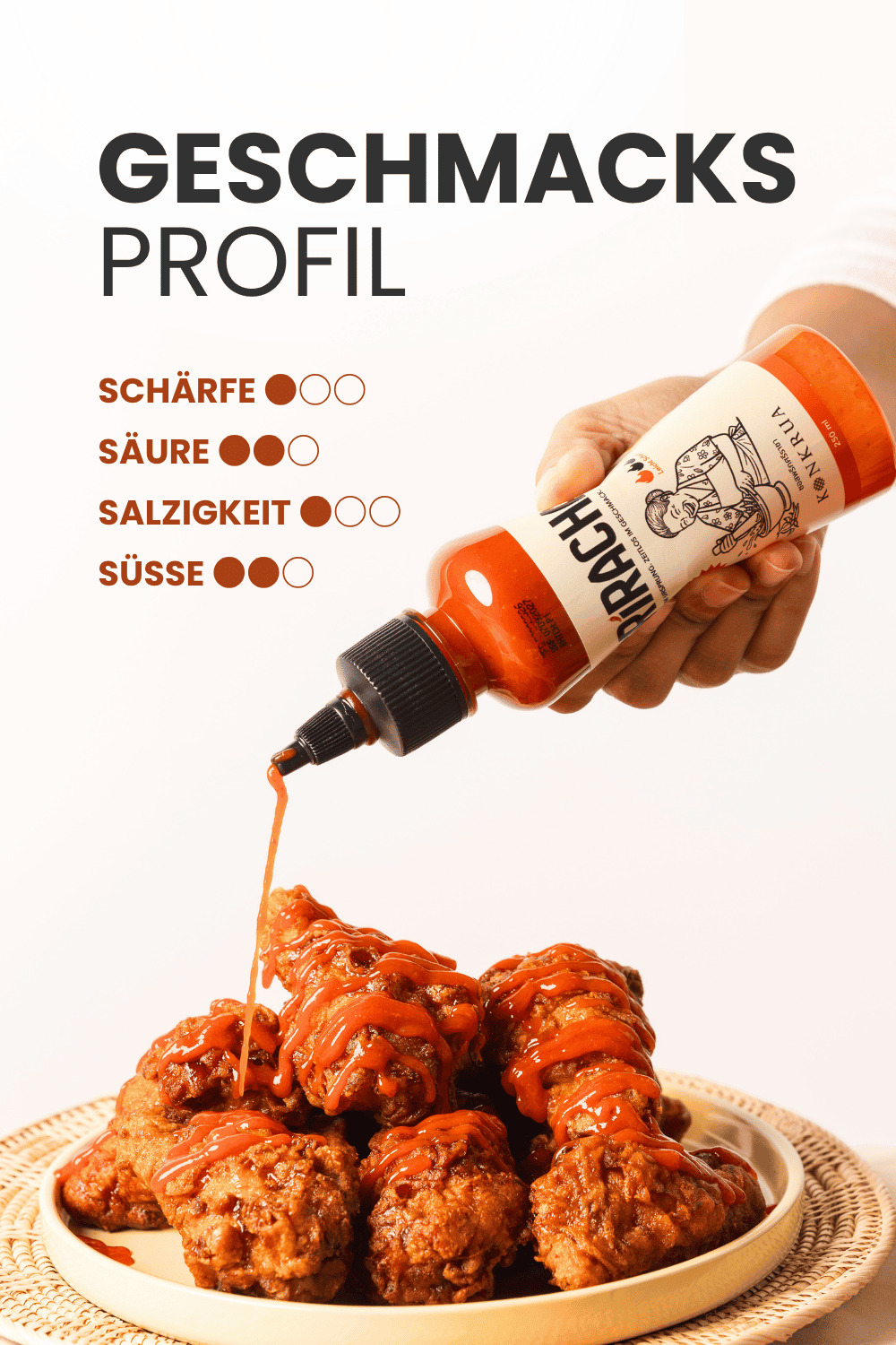 Geschmacksprofil der KONKRUA Sriracha Sauce: leicht scharf, säuerlich, mild salzig und leicht süß, über Chicken Wings geträufelt